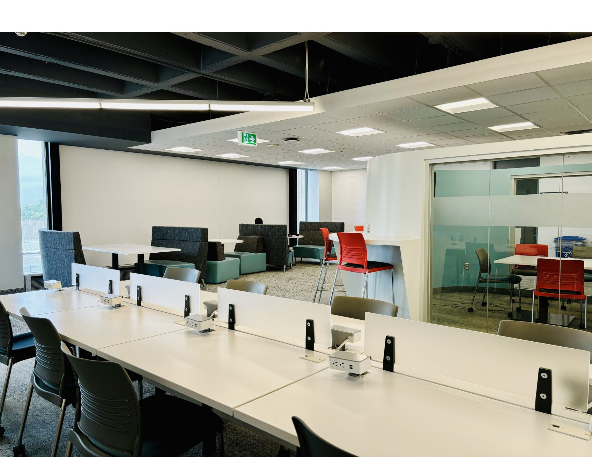 Fifth floor desks and study room